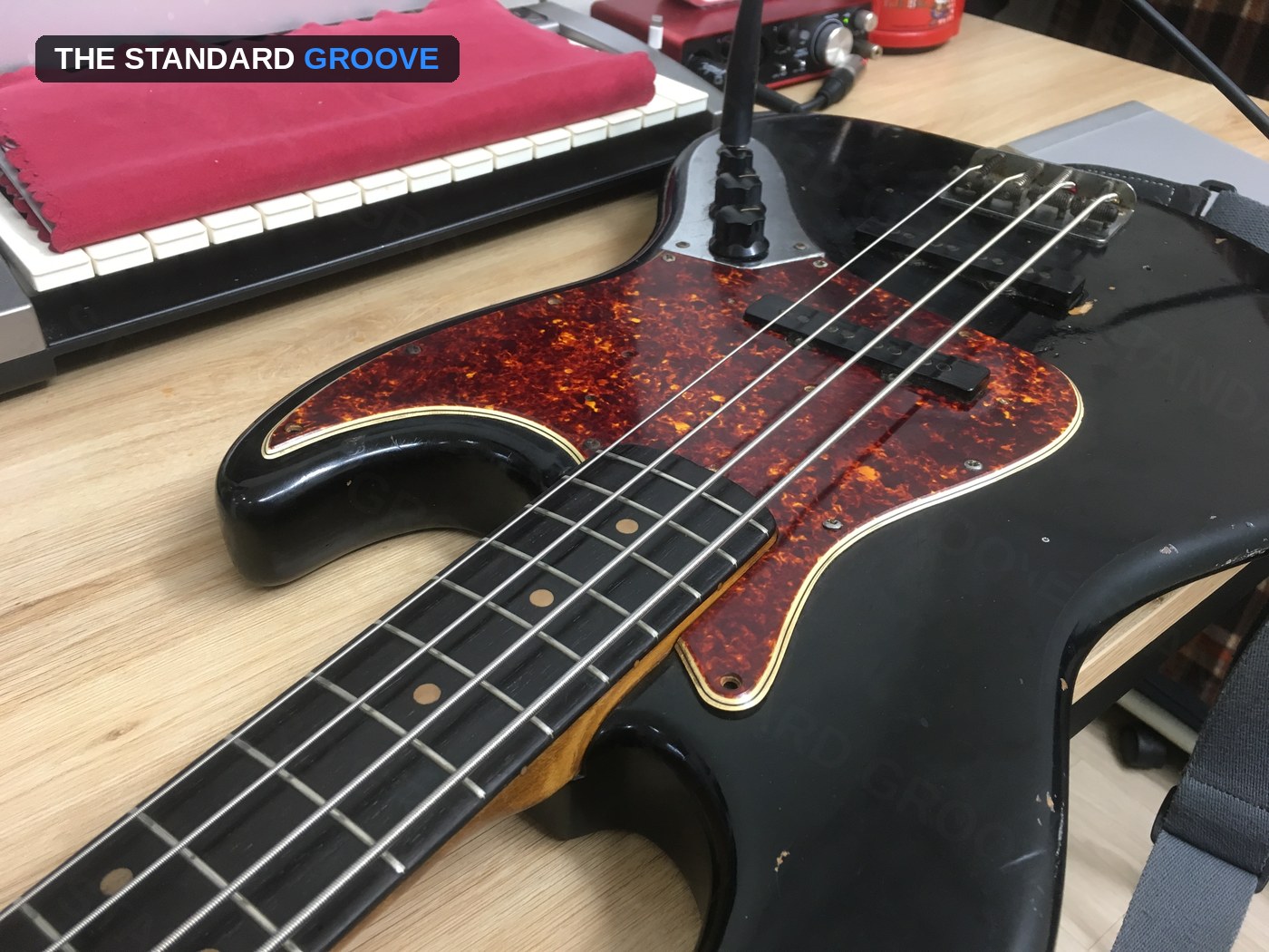 Fender Jazz '63 Original 바디와 핏가드 디테일