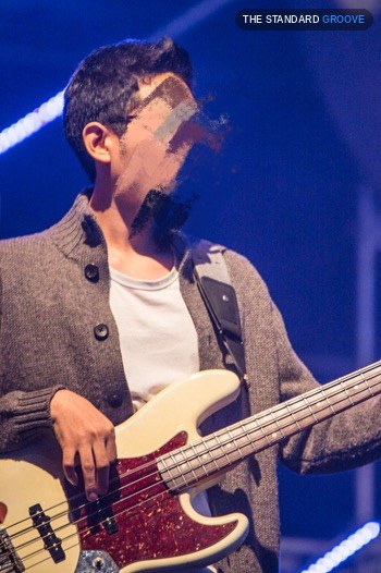 무대에서 Fender Jazz '64 Custom Shop Relic을 연주하는 모습